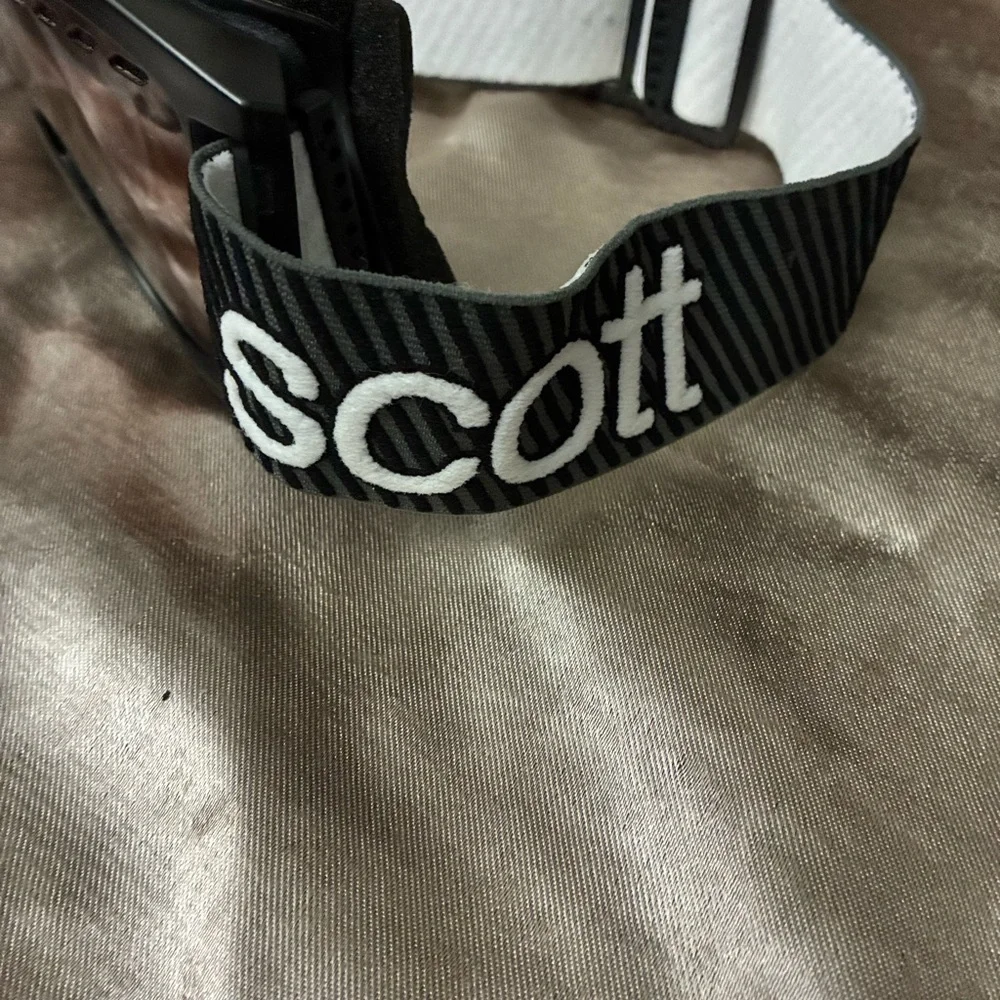 Scott Goggles with Black and White Strap with Carrying Pouch - Picture 2 of 6